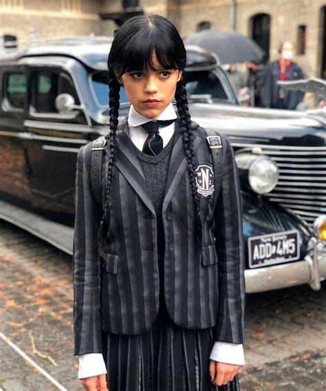 Os segredos por trás do visual da Jenna Ortega em Wandinha STEAL THE LOOK