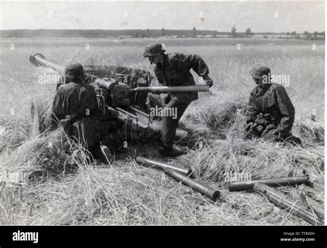 Waffen SS in camouflage smocks load Pak 40 Anti Tank Gun on the Eastern ...