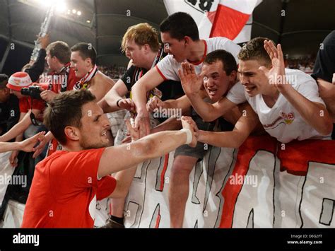 Stuttgarts Goalkeeper Sven Ulreich Front Celebrates The 2 1 Victory