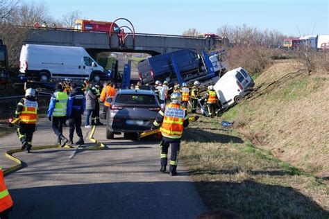 Haut Rhin Un Camion Tombe D Un Pont Et Percute Une Voiture Deux