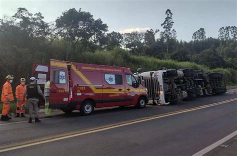 Carreta Carregada De Caf Tomba Na Rodovia Mg Em S O Sebasti O Do