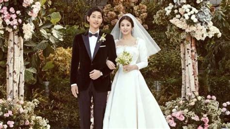 Song Joong Ki S Wedding Photos With Ex Wife Song Hye Kyo Go Viral As He