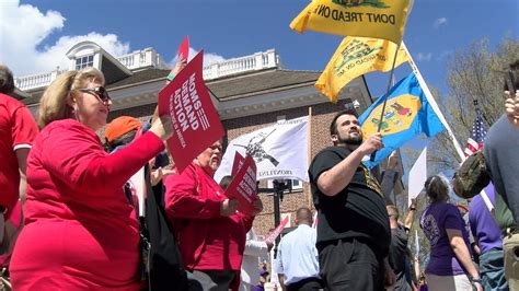 Second Amendment Advocates Gun Control Supporters Rally At Legislative