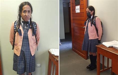 Detienen a hombre vestido de alumna en baño de colegio