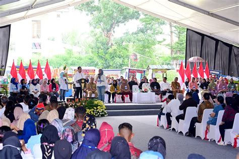 Foto Silaturahmi Dengan Nasabah Mekaar Presiden Tekankan Pentingnya