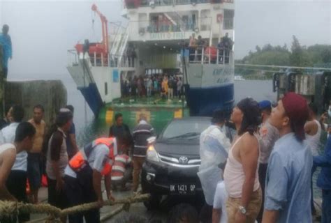 Mobil Minibus Jatuh Dari Kapal Ferry Ihan Batak Di Pelabuhan Ambarita