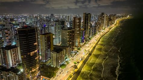 Vista A Rea Noturna Da Orla Mar Tima Da Praia De Boa Viagem Em Recife