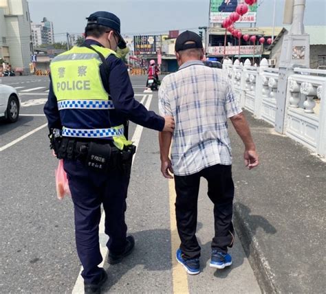 進香老翁迷失人群中 北港警細心助團圓