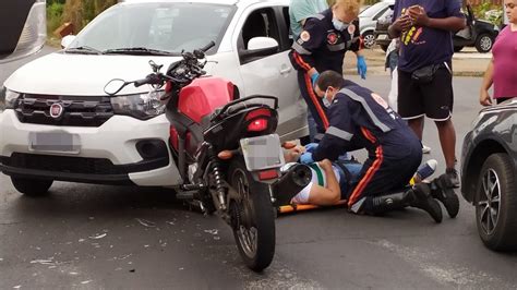 Moto fica presa em carro após colisão na Avenida Morumbi São Carlos Agora