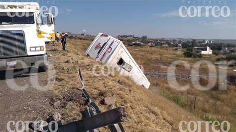 Volcadura de camión sobre la carretera Irapuato Silao deja dos