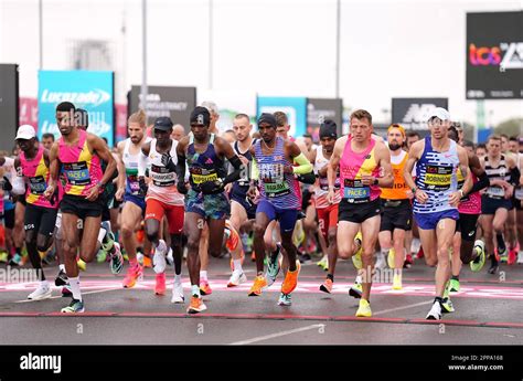 Mo Farah Und Andere Wettbewerber Zu Beginn Des Elite Rennens Der Herren