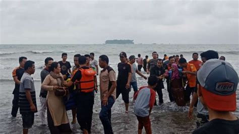 Foto Kapal Wisata Tenggelam Dihantam Gelombang Pasang Satu Penumpang Tewas