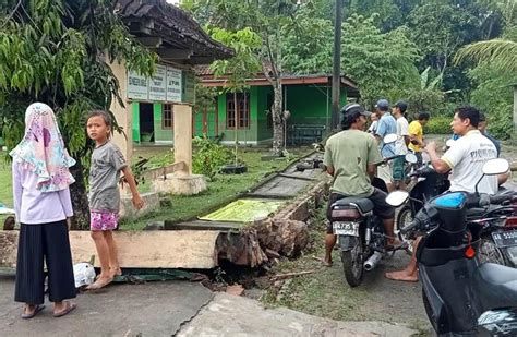 2 SD Di Kulonprogo Terendam Banjir Pagar Halaman Sekolah Ambruk