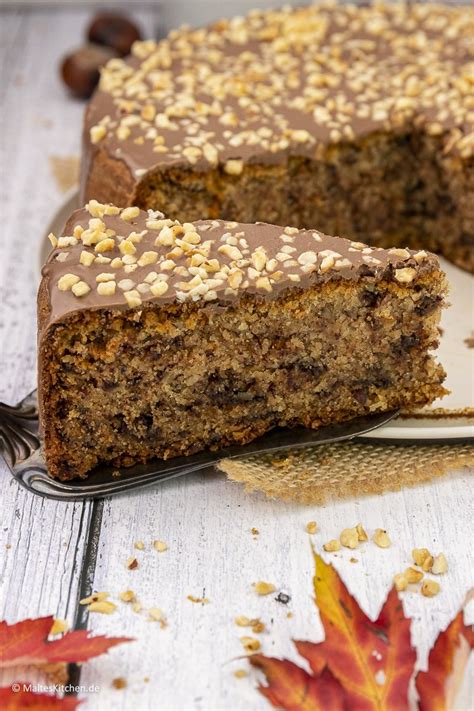 Ein saftiger Nusskuchen mit Haselnüssen und Schokoladenglasur Baking