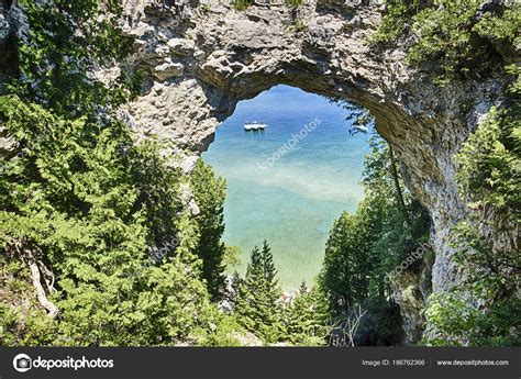 Arch Rock En La Isla De Mackinac Foto De Stock Searagen 186762366