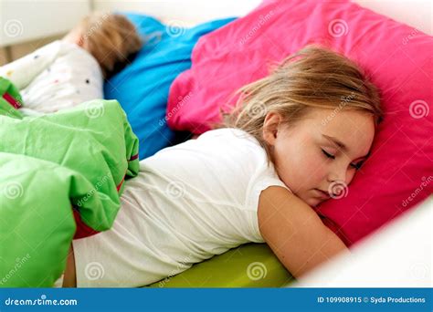 Petites Filles Dormant Dans Le Lit à La Maison Image stock Image du