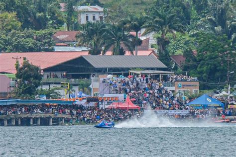 Foto Pengunjung F1 Poweboat Danau Toba Diperkirakan 2 Kali Lipat Dari