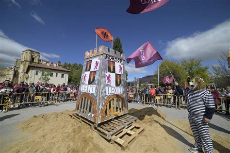 El Leonesismo Escenifica La Quema Del Castillo Contra Una Festividad