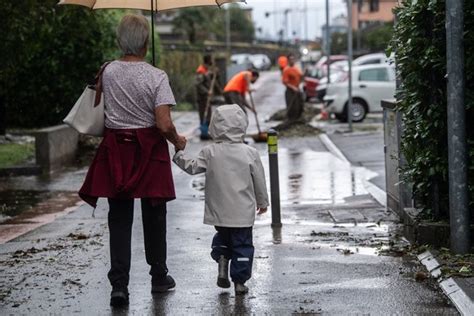 Hochwasser Und Gesperrte Strassen Punkte Zum Heftigen Regen Und