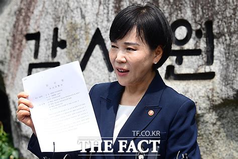 감사원 수사요청서 공개하는 전현희 권익위원장 포토 포토 기사 더팩트