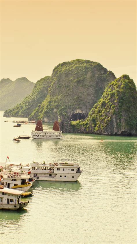 Ships in the Halong Bay wallpaper - backiee