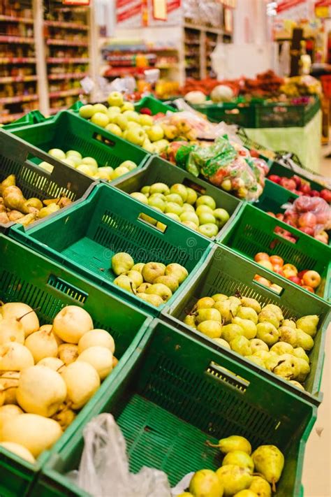 Manojo De Manzanas Rojas Y Verdes En Las Cajas En Supermercado Foto De