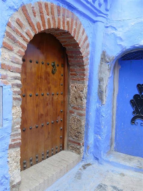 Puerta Tradicional En La Ciudad Azul De Chefchaouen Foto De Archivo