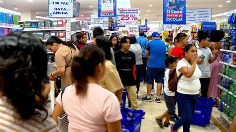 Padres De Familia Abarrotan Centros Comerciales Para Realizar Compras