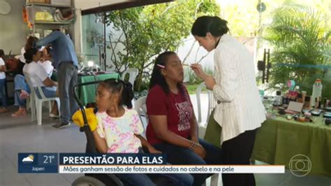 Vídeo Mães de crianças deficiência ganham dia especial da beleza