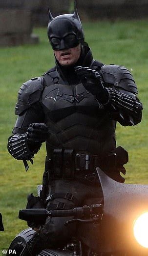 Robert Pattinsons Stunt Double Films Thrilling High Speed Motorbike Chase Scenes For The Batman