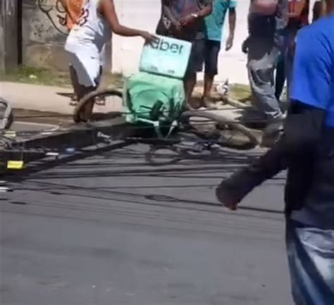 Poste cai deixa homem ferido e destrói bicicleta no Recife Local