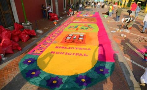 Fotos Coloridas Alfombras Adornan Las Calles Durante Semana Santa En