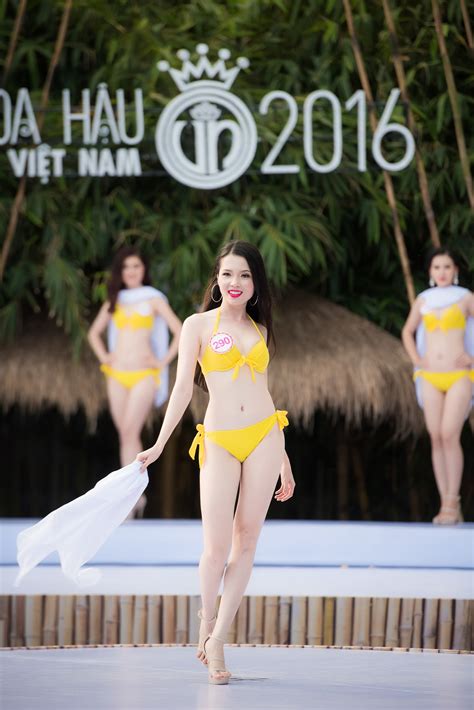Top Hoa hậu Việt Nam khoe dáng nóng bỏng trong bikini