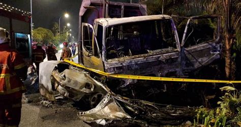 Rentung Kereta Bertembung Lori Sampah Harian Metro