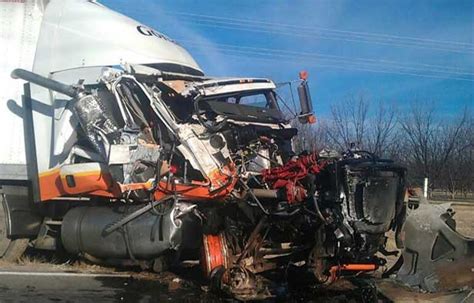 Chocan de frente dos tráilers en carretera Jiménez Camargo