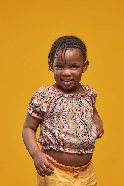 Portrait D Une Petite Fille Africaine Souriant La Cam Ra Debout Sur