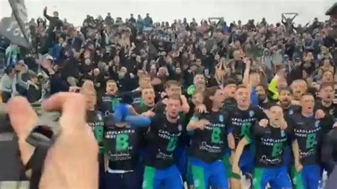 Il momento magico della Feralpi Salò festa per la serie B