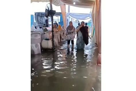 Banjir Rob Rendam Sejumlah Titik Di Jakut Lokasi Pesta Pernikahan