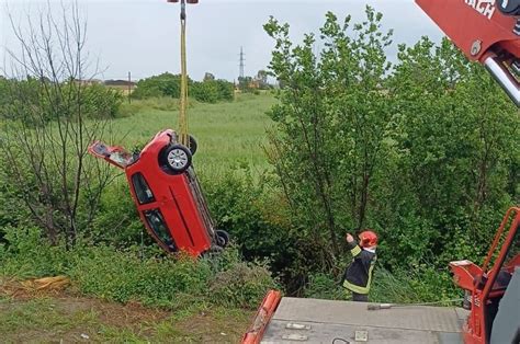 Incidente Nel Casertano Auto Sbanda E Finisce In Un Canalone Salva La