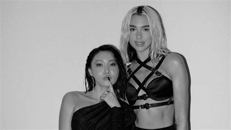 Hwasa Dipastikan Jalin Kolaborasi Dengan Dua Lipa Entertainment