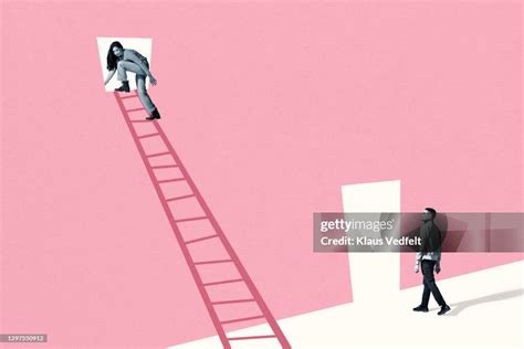 Man Looking At Woman Sneaking Through Pink Window 圖庫照片 Getty Images