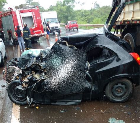 Marcond Sia Morte Na Estrada Acidente Entre Carro E Van Deixa Dois