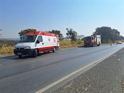 Carro capota após motorista desviar de animal na BR 354 em Arcos