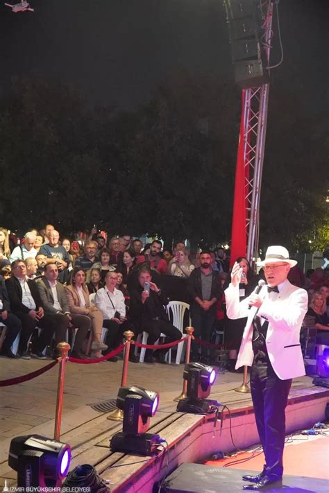 İzmir de 100 Yıl Cumhuriyet Özel Korosu Konseri Unutulmaz Bir Gece