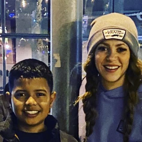 Shakirastuff Fan Account On Twitter Shakira With Fans In Barcelona