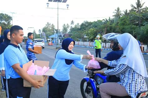 Lanud Leo Wattimena Berbagi Takjil Kepada Masyarakat Pulau Morotai