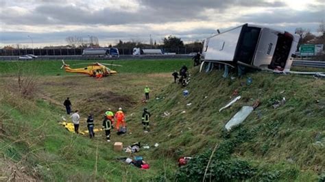 Australia Bus Si Ribalta Dopo Un Matrimonio 10 Morti