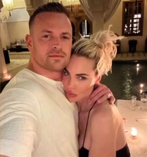 Ilary Blasi Foto Hot In Piscina E Subito Insulti Per Lei