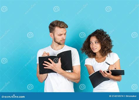 Hombre Y Mujer Afroamericana De Pie Sobre Fondo Azul Foto De Archivo