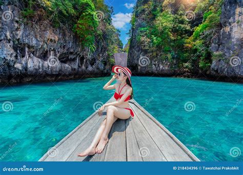Hermosa Chica En Bikini Rojo En Barco En Koh Hong Island Tailandia Foto De Archivo Imagen De